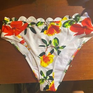CUPSHE medium bikini bottoms floral scalloped
